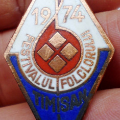 I.829 INSIGNA ROMANIA FESTIVALUL FOLCLORULUI TIMISAN TIMISOARA 1974 h40mm email