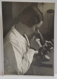 DOCTORITA PRIVIND LA MICROSCOP , LABORATORUL SPITALULUI FILANTROPIA , FOTOGRAFIE , APRILIE 1935