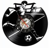 Ceas de perete din disc vinil, Tematică Fotbal, Design Sportiv cu Siluete Jucători și Minge, Negru, 30 cm