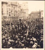 P1542 Fotografie din centrul orașului Oradea de la una din marile manifestații antirevizioniste din anii 1930. La tribună - Teodor Neș.