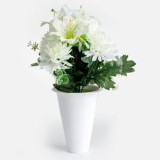 Aranjament floral pentru monument cu vază și flori albe, 33 cm, CMCLASS