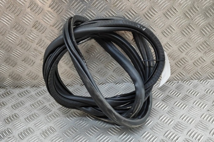 Garnitura ușă st&acirc;nga față PEUGEOT 5008 II MC, MJ, MR, M4 2023 OEM: 9811537480 | 31988403
