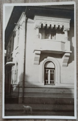 Balconul unui imobil neoromanesc, perioada interbelica// fotografie foto