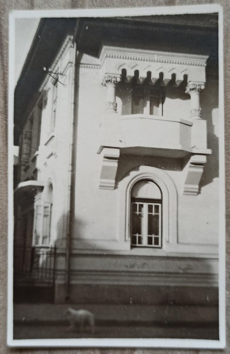 Balconul unui imobil neoromanesc, perioada interbelica// fotografie