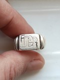 Inel militar tip pecete din argint masiv (~10g) &ndash; Cu an (1945/1946) și monogramă manuală
