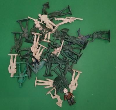 GRATUIT 36 figurine soldatei razboinici plastic 4-5 cm T472 foto