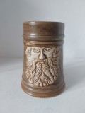 Halbă de bere ceramică, decorată cu motiv Green Man, 14 cm