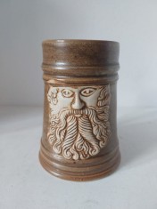 Halbă de bere ceramică, decorată cu motiv Green Man, 14 cm
