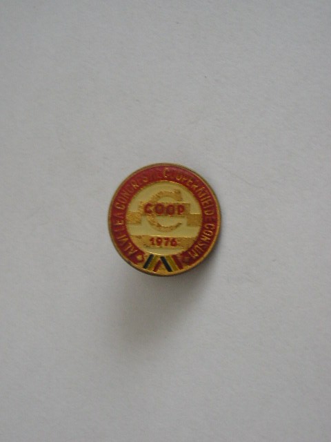 QW9 I 32 - Insigna - tematica comert comunism - congres coop de consum 1976
