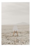 Tablou Canvas, "Scaun singuratic &icirc;n deșertul vast", Scaun, Deșert, Singurătate, Minimalism, Calm, Pustietate, Linii, Horizon, G&acirc;ndire, Izolare, 26 x 3