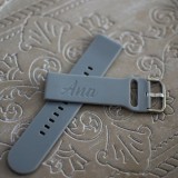 Curea smartwatch din silicon gri personalizabilă cu gravură &ndash; Compatibilă Samsung, Apple, Huawei etc