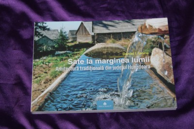 Daniel I Iancu &amp;ndash; Sate la marginea lumii Arhitectura traditionala din judetul Hunedoara fotografii etnografice foto