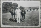 Barbat cu cai dintr-o ograda romaneasca// foto perioada interbelica, Romania 1900 - 1950, Portrete