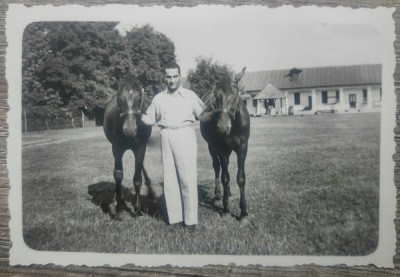Barbat cu cai dintr-o ograda romaneasca// foto perioada interbelica foto