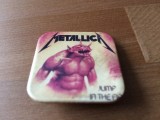 Insigna metallica jump in the fire fan muzica heavy metal hard rock de colectie, Europa