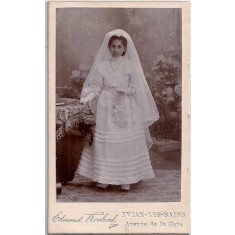 Fotografie tip CDV - perioada interbelica, reprezentand o femeie