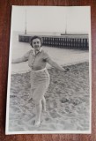 QW18 70 - Fotografie foarte veche - doamna la mare - anii 1950, Alb-Negru, Europa, Portrete