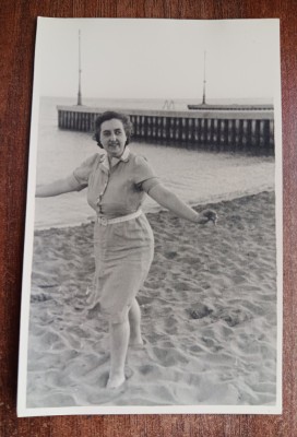 QW18 70 - Fotografie foarte veche - doamna la mare - anii 1950 foto