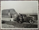 Barbati cu automobil de epoca, Romania interbelica// fotografie