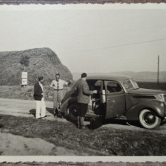 Barbati cu automobil de epoca, Romania interbelica// fotografie