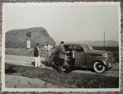 Barbati cu automobil de epoca, Romania interbelica// fotografie foto