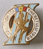 INSIGNA SPARTACHIADA TINERETULUI 1958 ATLETISM ATLETUL FARA RELIEF PRINDERE CU AC DE SIGURANTA RPR (CITITI DESCRIEREA)