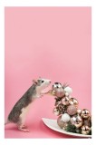 Tablou Canvas, "Șoricel curios l&acirc;ngă decorațiuni sclipitoare", Șoarece, Roz, Ornamente, Globuri, Sclipici, Decor, Farfurie, Curiozitate, Blană., 26 x
