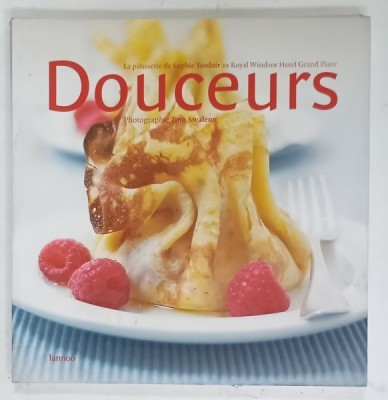 DOUCEURS , LA PATISSERIE de SOPHIE TORDOIR AU ROYAL WINDSOR HOTEL GRAND PLACE , photographie de TOM SWALENS , 2005 foto