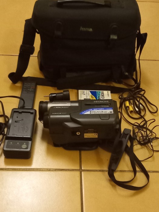 HITACHI VM-E338E 8 mm VIDEO CAMERA/RECORDER