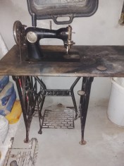 Vand masina de cusut veche cu pedala