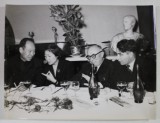 JACQUES DUCLOS DISCUTAND CU REPREZENTANTUL CHINEI , LA MASA , CONGRESUL AL VIII - LEA AL P.C.I. , FOTOGRAFIE DE PRESA , ROMA , 1956