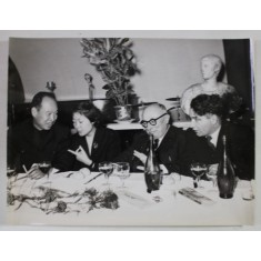 JACQUES DUCLOS DISCUTAND CU REPREZENTANTUL CHINEI , LA MASA , CONGRESUL AL VIII - LEA AL P.C.I. , FOTOGRAFIE DE PRESA , ROMA , 1956