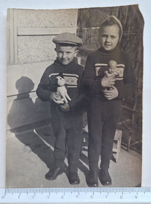 Fotografie copii cu jucării &ndash; Mirela și Dănuț &ndash; 1940&ndash;1950
