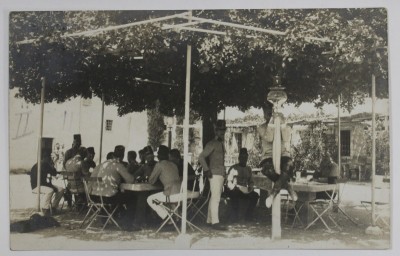 GRUP DE MILITARI IN UNIFORMA AUSTRO - UNGARA , IN GRADINA UNUI RESTAURANT , CARTE POSTALA , 1909 foto