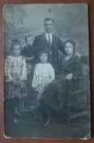 Fotografie tip carte postala, necirculata, familie cu 3 copii, perioada interbelica