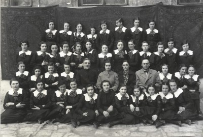 A3681N Eleve și profesori de la Liceul de fete nr 2/Liceul Oltea Doamna, 1936, Cernăuți foto
