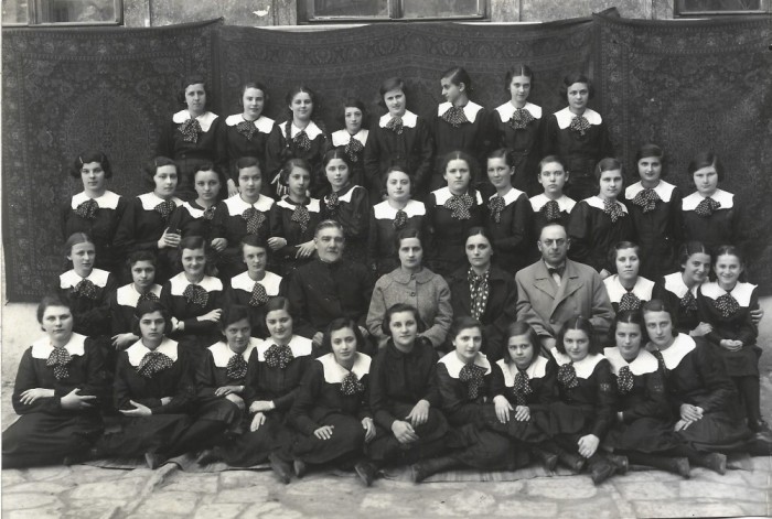 A3681N Eleve și profesori de la Liceul de fete nr 2/Liceul Oltea Doamna, 1936, Cernăuți