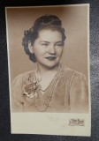 Fotografie tip carte postala, necirculata, tanara cu brosa si margele, perioada interbelica