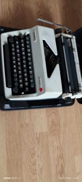 Vand masina de scris pentru colectionari