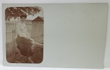 TANARA STAND PE MARGINEA UNUI PODET , FOTOGRAFIE IN MEDALION , PE CARTE POSTALA , SFARSITUL SEC. XIX