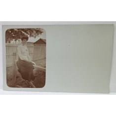 TANARA STAND PE MARGINEA UNUI PODET , FOTOGRAFIE IN MEDALION , PE CARTE POSTALA , SFARSITUL SEC. XIX