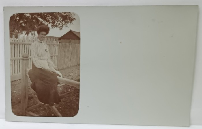 TANARA STAND PE MARGINEA UNUI PODET , FOTOGRAFIE IN MEDALION , PE CARTE POSTALA , SFARSITUL SEC. XIX