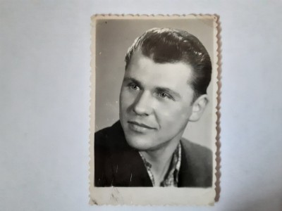 Fotografie 3/6 cm cu bărbat &amp;icirc;n 1955 foto