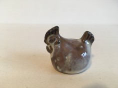 Figurina miniatura ceramica gaina, decor Pasti, colectie, 3.5 cm