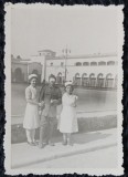 Fotografie, Doua infirmiere cu un militar roman ranit, in curtea spitalului, perioada celui de-al doilea razboi mondial