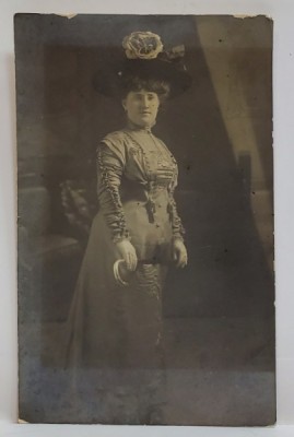 DOAMNA CU PALARIE SI UMBRELA , CARTE POSTALA , INCEPUTUL SEC. XX foto