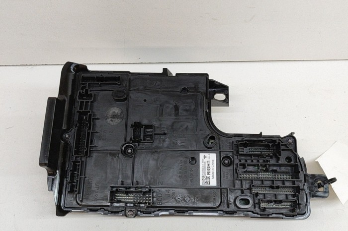 TESLA MODEL Y 2022 OEM: 1657650-30-B,1670977-00-A,1497848-00-E SKU: 25291202