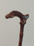 Elegant baston m&acirc;nar bust de cal sculptat
