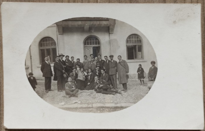 Tineri in fata Cantinei Fabricii Schiel, Busteni, 1926// foto tip CP