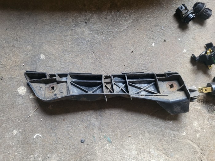 Suport dreapta bara față Toyota Avensis 2008